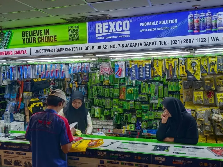 Staf PT Anugerah Bintang Cahaya melayani pelanggan di meja konter Toko GF1