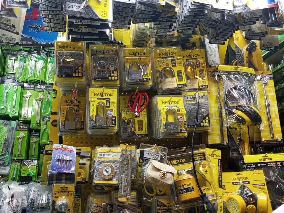 Rak produk HASSTON yang tersusun penuh di toko kami