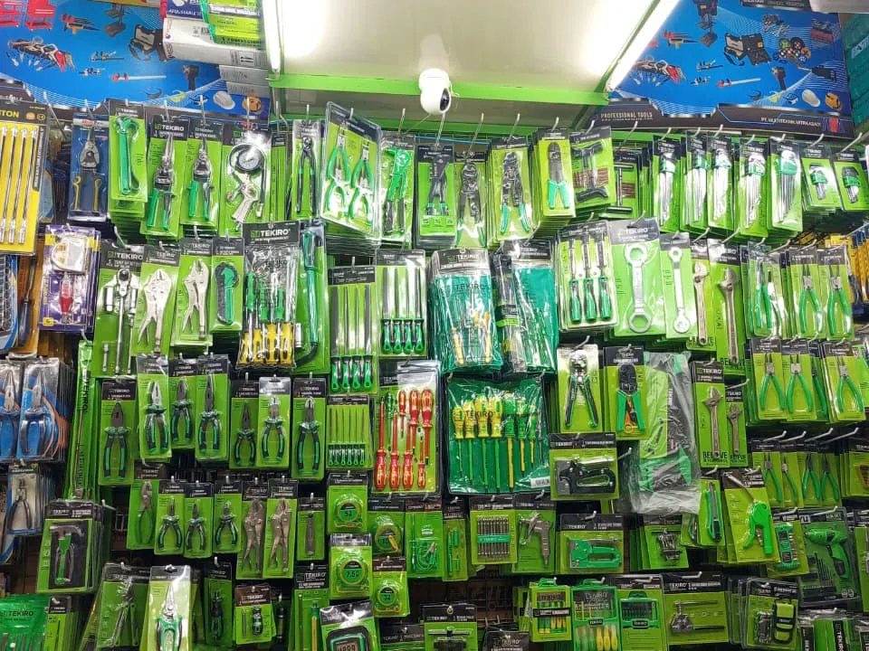 Rak produk TEKIRO yang tersusun penuh di toko kami