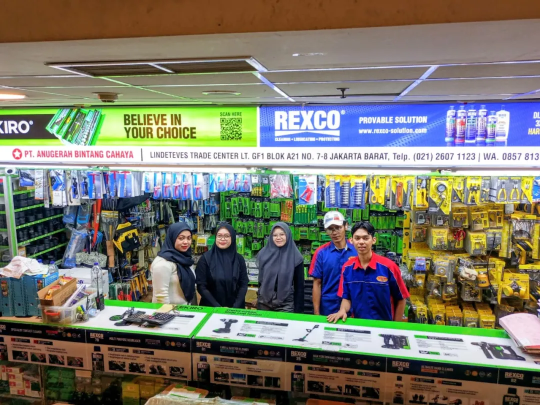 Staf Toko GF1 PT Anugerah Bintang Cahaya di balik meja layanan